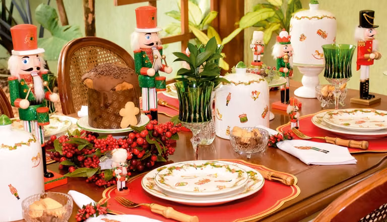 Encante-se com 3 propostas diferenciadas para decorar a mesa neste natal, com Mesa detalhe – foto 5