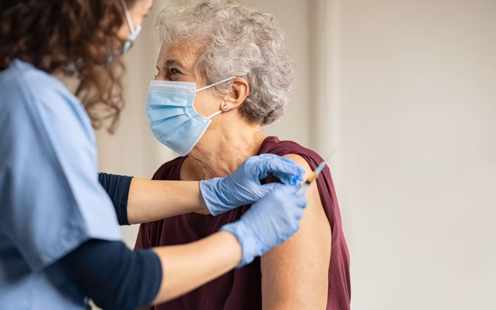 Idosos e pessoas com munossupressão devem tomar duas doses de vacina contra gripe