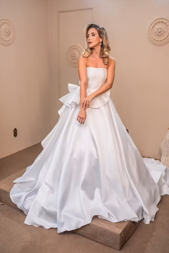 Conheça a coleção exclusiva de vestidos de noiva inspirados na moda dos anos 40 e 50 de deva nonatto