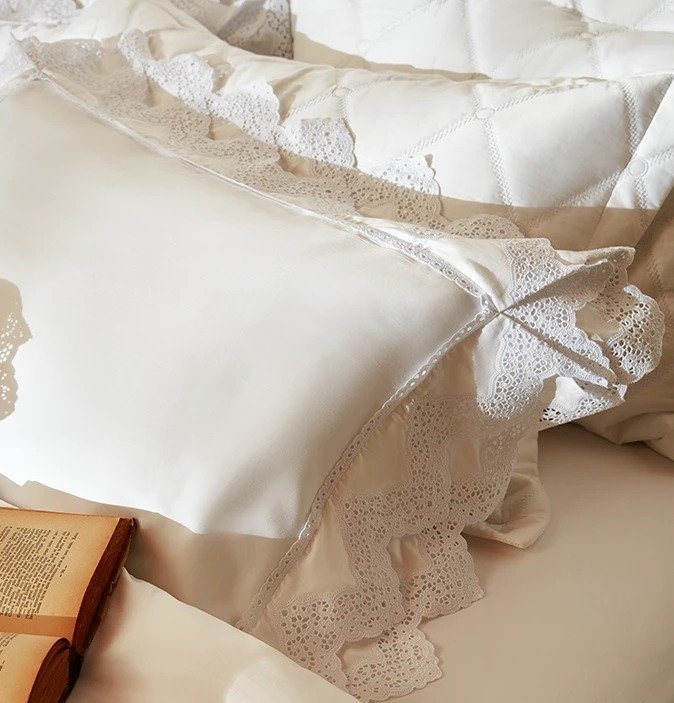 Comece uma nova história com elegância em cada detalhe. Trussardi e Sonno D’Oro traduzem tradição, sofisticação e novos começos.