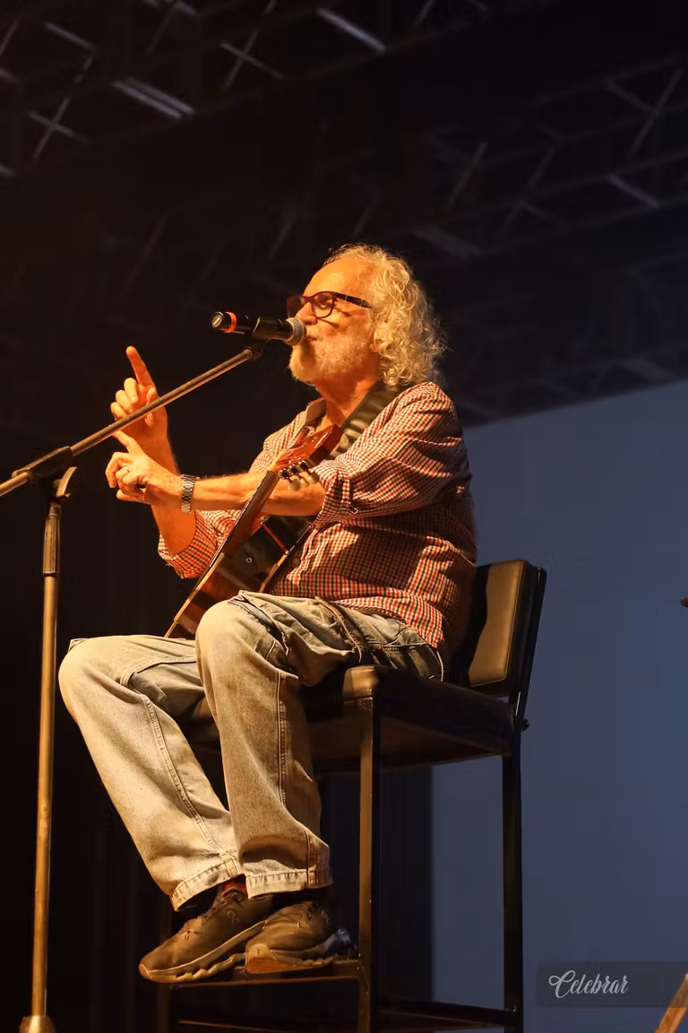 Uma noite para celebrar, cooperar e fazer o bem - 3° álbum – foto 13