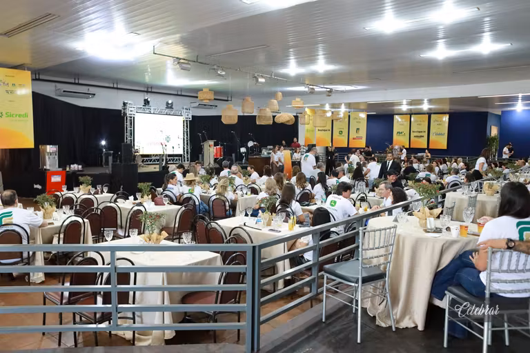 Celebrar no 22º LeiloDom: há 10 anos parceira do projeto, com lançamento da 41ª edição e capa da Dalmóbile Grupo FG. – foto 339